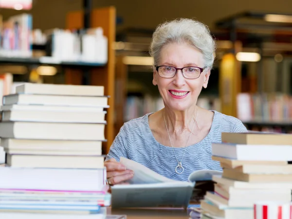 Zeit mit neuen Büchern lassen — Stockfoto