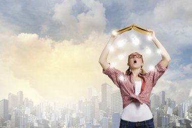 Kız kitap ile heyecanlı