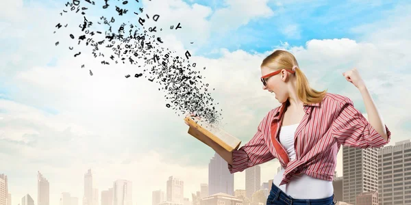 Ragazza eccitata con libro — Foto Stock