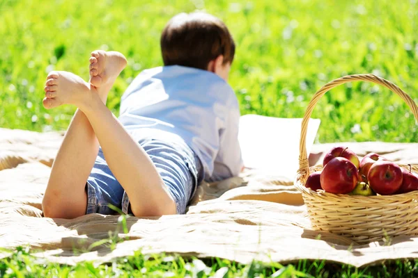 Junge im Park — Stockfoto