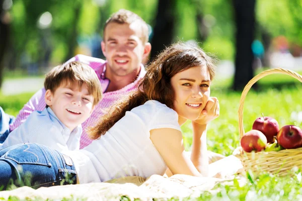 Picknick i trädgården — Stockfoto