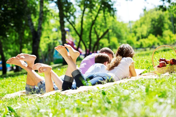 Picknick im Garten — Stockfoto