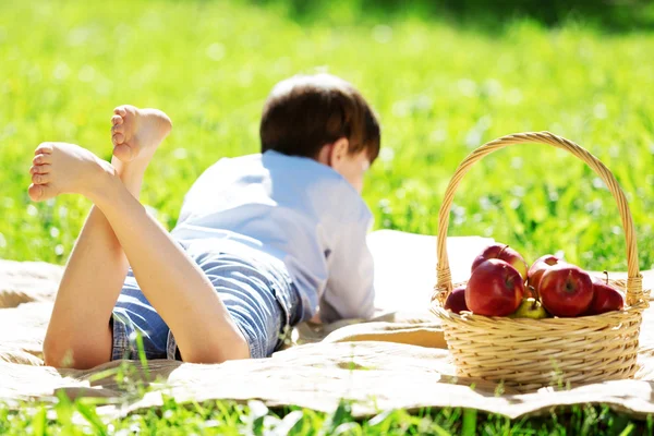 Niño en el parque — Foto de Stock