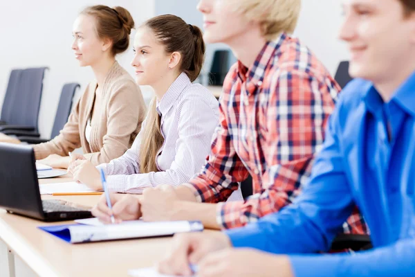 Estudantes na aula — Fotografia de Stock