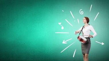 İşkadını davul ile