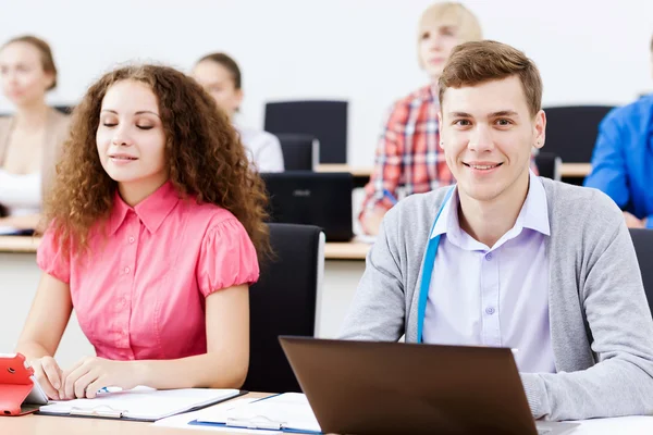 Estudiantes en clase — Foto de Stock