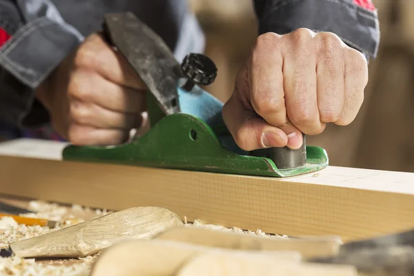 Tischler bei der Arbeit — Stockfoto