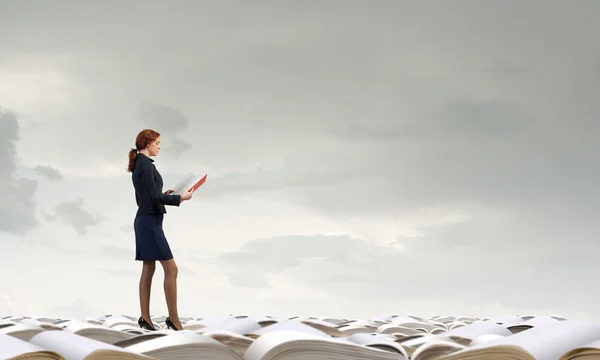 Woman reading book — Stock Photo, Image