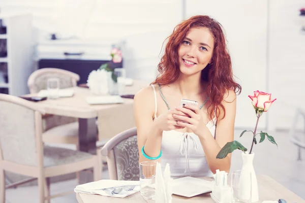 Texting massages at cafe — Stock Photo, Image