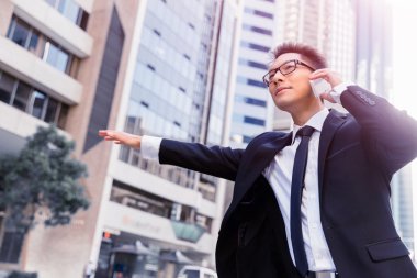 Bir taksi şehirde sallayarak