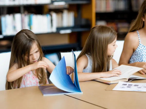 Nos encanta leer. — Foto de Stock