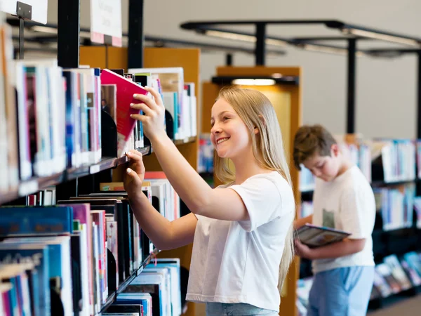 Tienermeisje in bibliotheek — Stockfoto