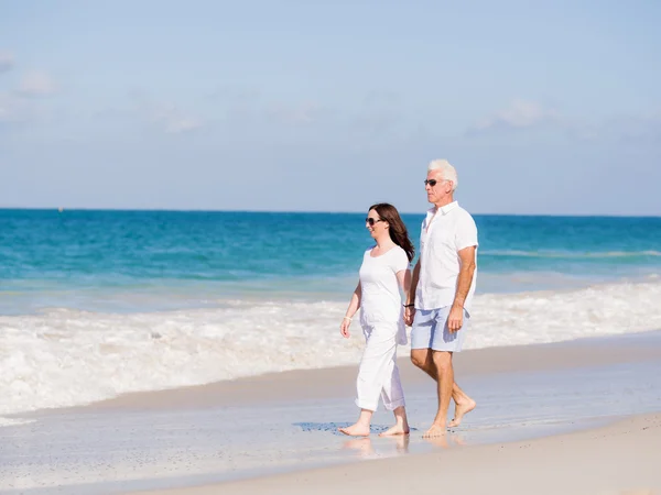 Wandelen langs de golven — Stockfoto