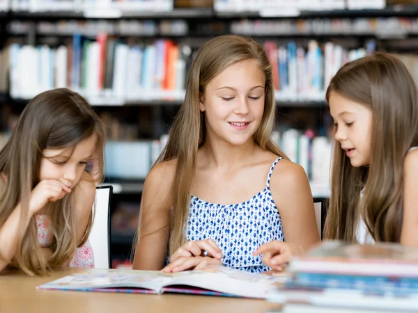 Wir lesen gerne — Stockfoto