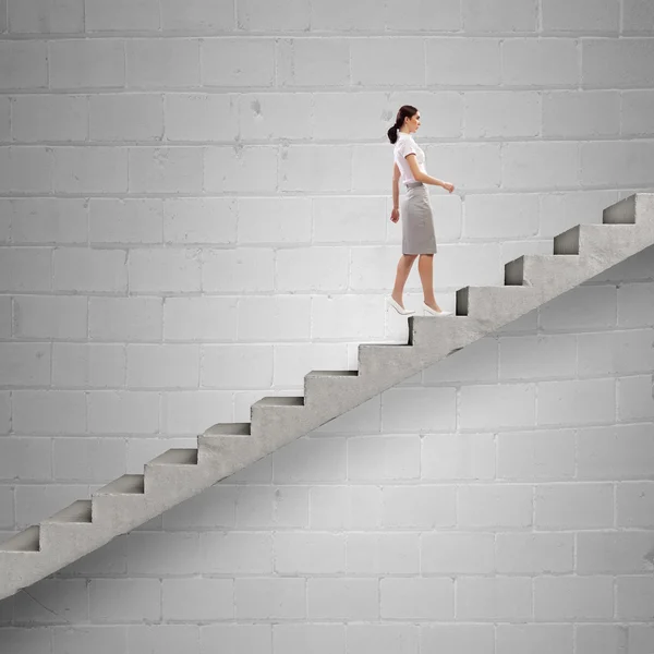 фотосессия на лестнице. поднимается по ступенькам. лестница в темноте. лестница вниз. женщина вверх по лестнице.