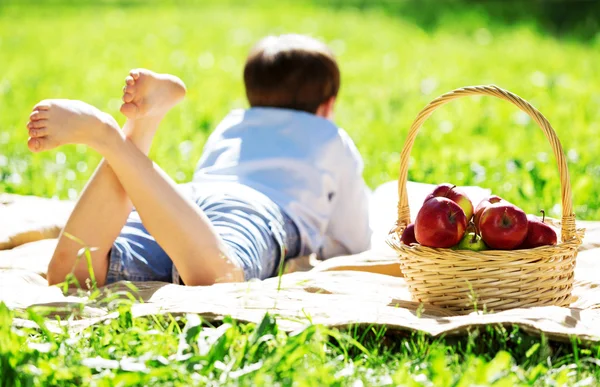 Junge im Park — Stockfoto