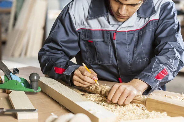 Timmerman op het werk — Stockfoto