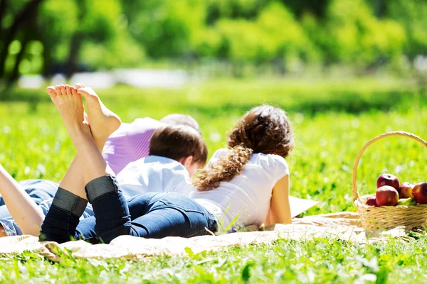 Picknick i trädgården — Stockfoto