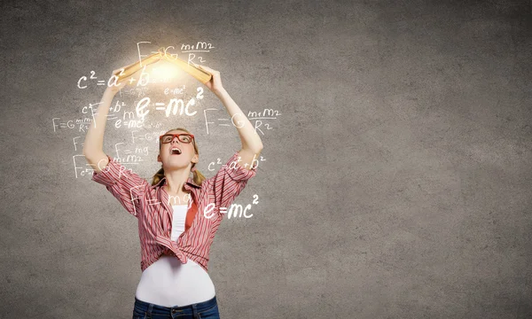 Ragazza eccitata con libro — Foto Stock