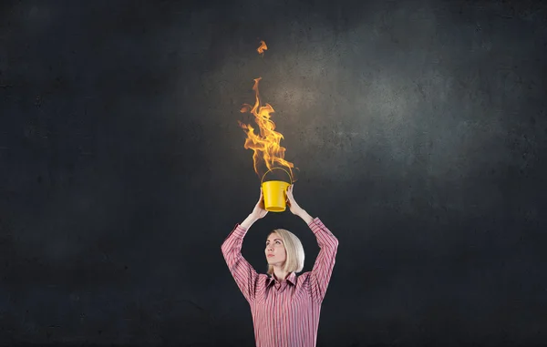 Menina salpicando chamas de fogo — Fotografia de Stock