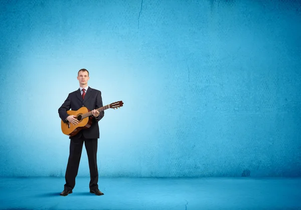 Mann spielt Gitarre — Stockfoto