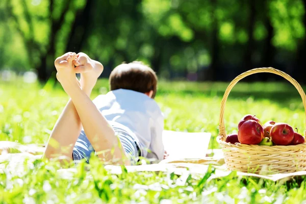 Niño en el parque — Foto de Stock