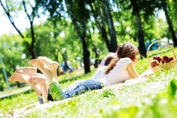 Picnic in garden — Stock Photo, Image