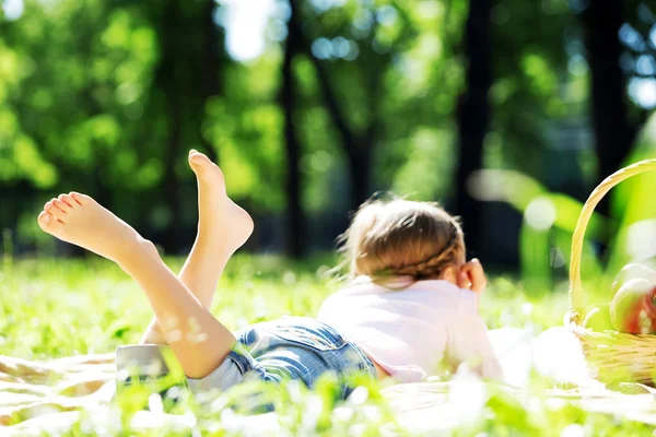 Mädchen im Park — Stockfoto