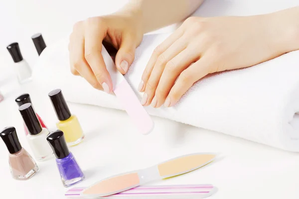 Vrouw met behulp van nailfile — Stockfoto