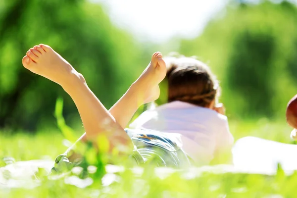 Meisje in het park — Stockfoto