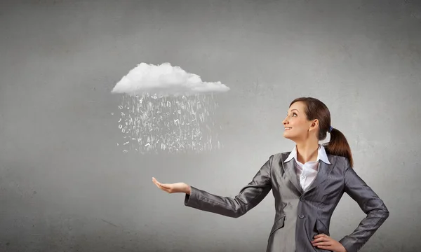 Frau hält Wolke — Stockfoto