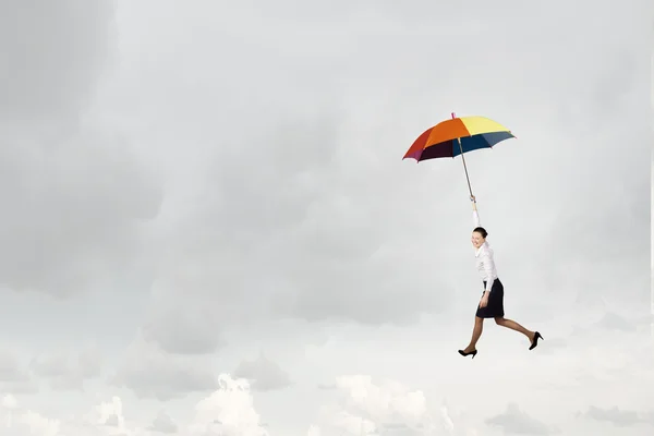 Mulher voar no guarda-chuva — Fotografia de Stock