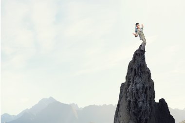 Kafasına kravat ile