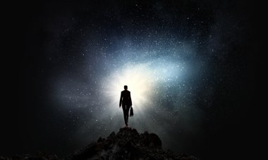 Kadına karşı parlak bir ışık