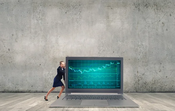 Mulher com laptop — Fotografia de Stock