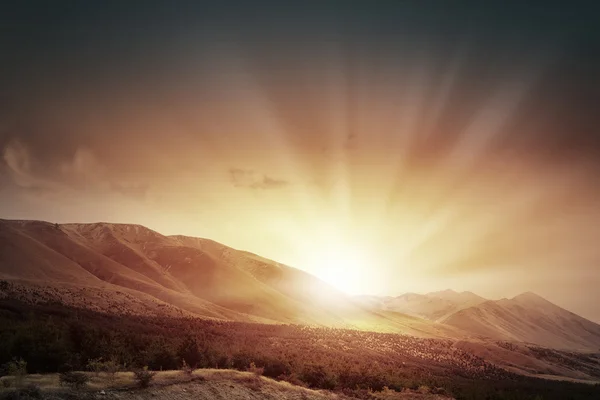 Схід сонця над горами — стокове фото