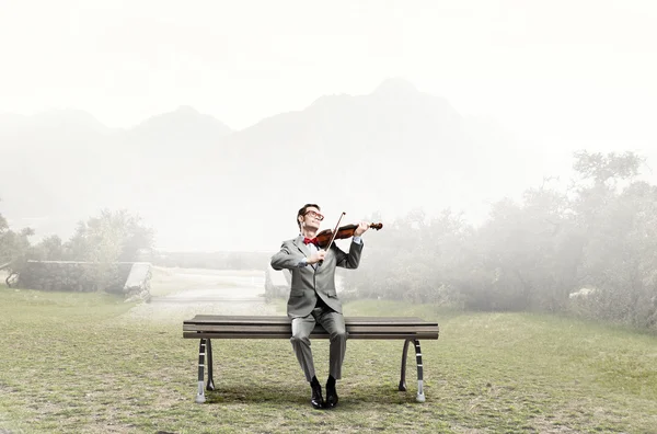 Бизнесмен играет на скрипке — стоковое фото