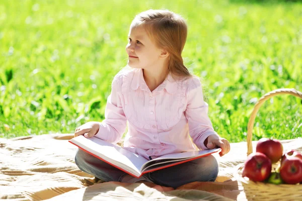 Girl in park — Stock Photo, Image