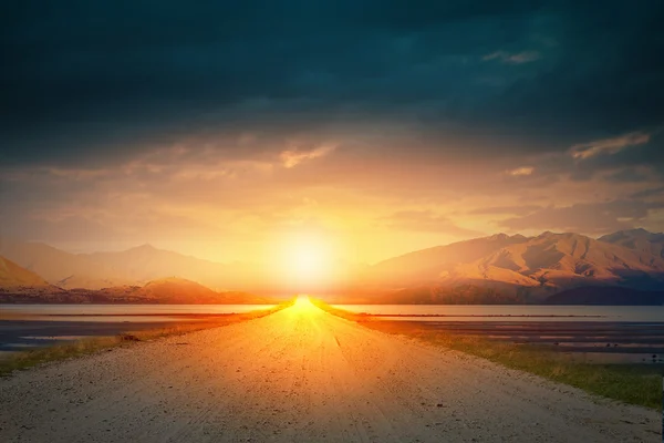 Pôr do sol acima da estrada — Fotografia de Stock
