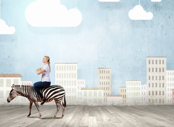 Frau reitet Zebra — Stockfoto