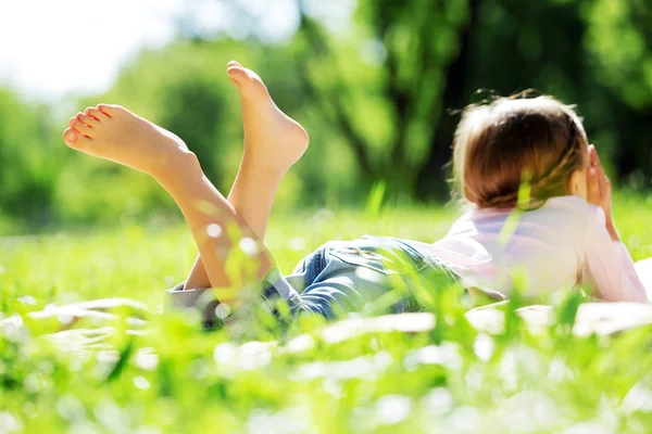 Meisje in het park — Stockfoto