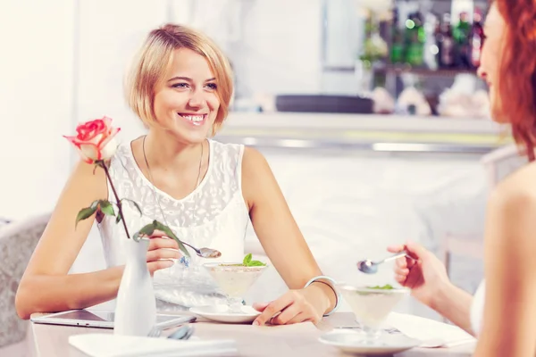 Friend chat at cafe — Stock Photo, Image