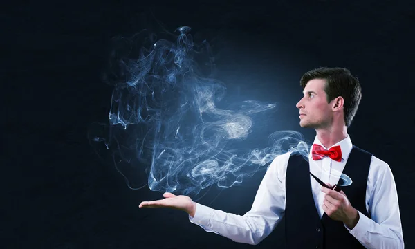 Hombre de negocios y humo de pipa — Foto de Stock