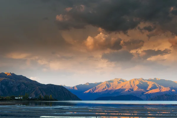 Majestic mountain lake — Stockfoto