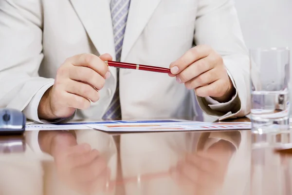 Empresario en mesa de trabajo — Foto de Stock