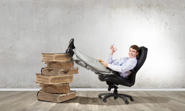 Hombre leyendo libro — Foto de Stock