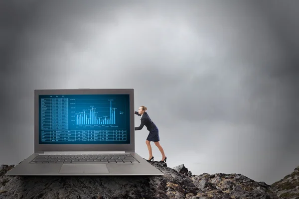 Frau mit Laptop — Stockfoto