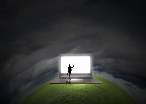 Kobieta stojąc na dużym laptopie — Zdjęcie stockowe