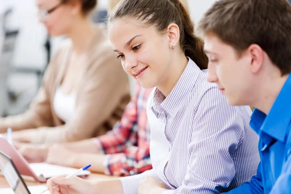 Estudiantes en clase — Foto de Stock