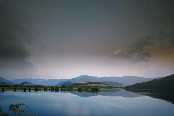 Majestátní horské jezero — Stock fotografie